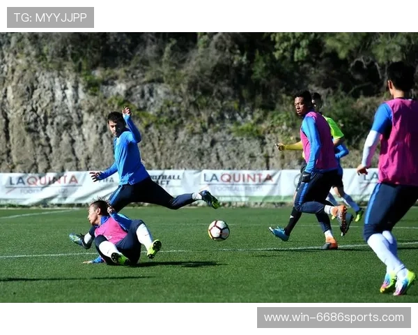 足球球星与化妆师的职业特点与人生轨迹差异解析 足球球星与化妆师的职业特点与人生轨迹差异解析